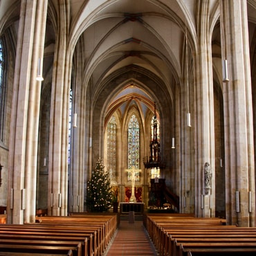 Ein Blick in das große Kirchenschiff