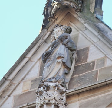 Die Namensgeberin schaut mit ihrem Kind über die Stadt Esslingen nach Osten